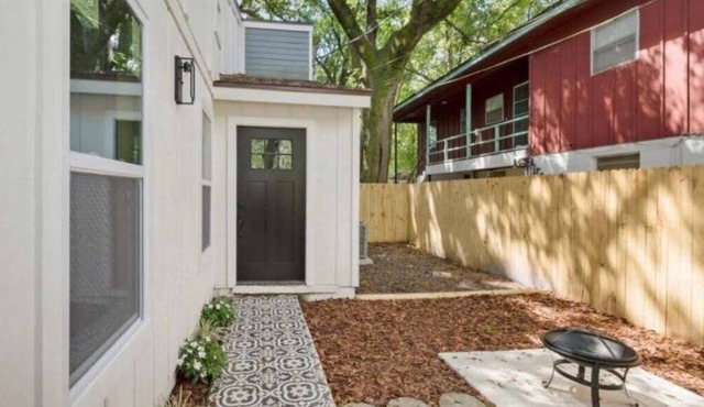 COZY URBAN BEAUTY MINUTES FROM HOSPITALS, RIVERWALK AND RESTAURANTS