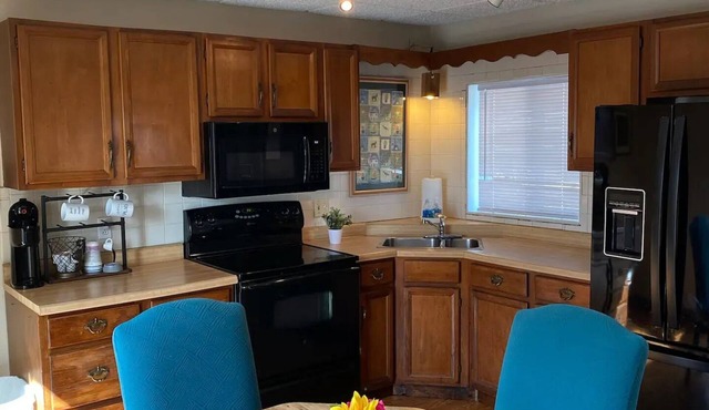 COZY URBAN BUNGALOW Pet Friendly! Near PIT Airport, Pgh Stadiums & Museums!