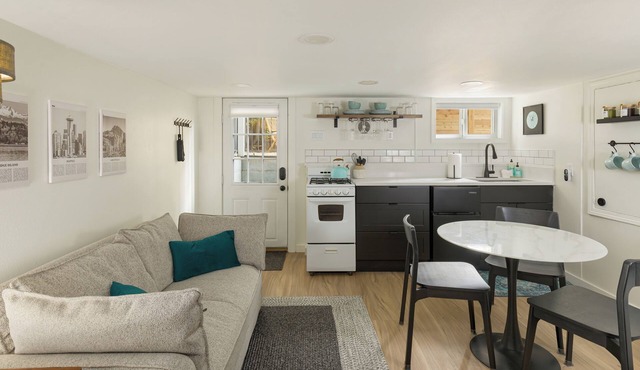 Cozy Urban Den in Lakeridge