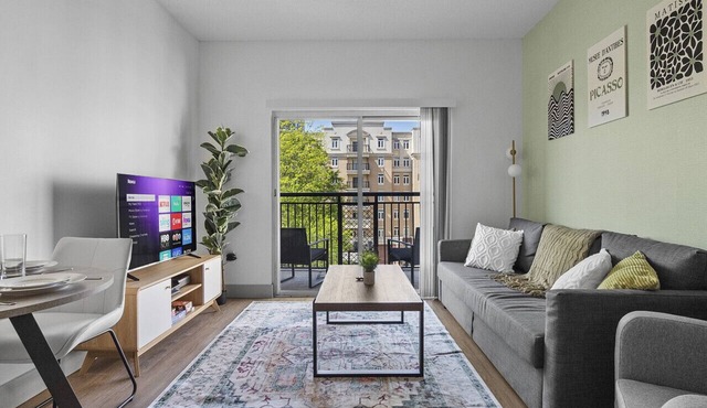 Cozy Urban Getaway | Free Parking, Gym, Stadium
