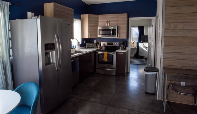 Cozy Urban Haven: Quaint Tiny Apartment Minutes from Downtown Delights