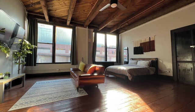 Cozy urban loft minutes from downtown Detroit