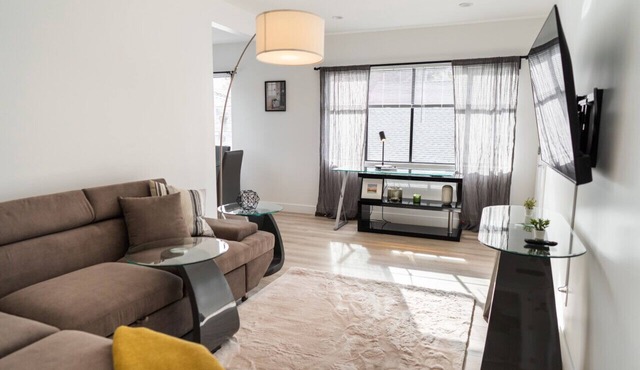 COZY URBAN RETREAT: NEWLY REMODELED 1BR NOHO APARTMENT w/FENCED PATIO (p60)