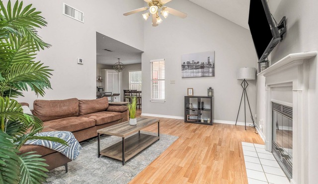 Cozy Urban Retreat Near Beaches & Downtown