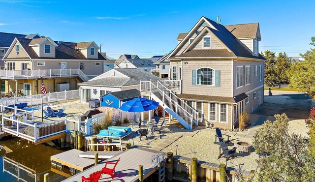 Cozy Waterfront views 4 bedroom house in Charming Mystic Island - GUEST FAVORITE