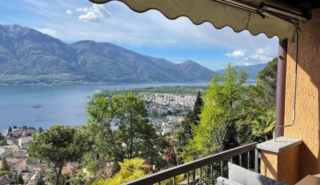 Cozy vacation apartment on the sunny slope of Orselina with gallery room