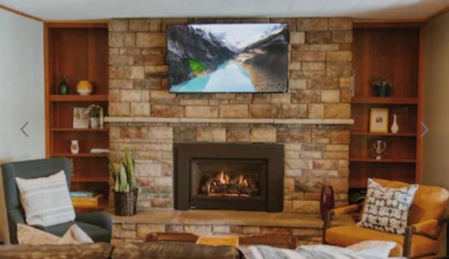 Cozy Vacation Cottage on the Lake with Hot Tub!