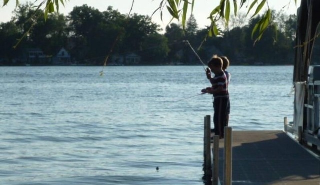 Cozy Vacation Cottage on All Sports Lake Chemung ~ Includes Kayaks!