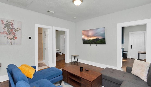 Cozy Vacation Home with Free Parking & Laptop Desk by Kemah, NASA, Galveston Bay