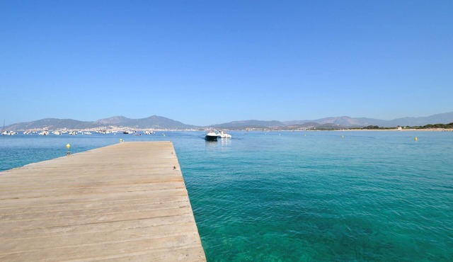 Cozy vacation home with whirlpool.