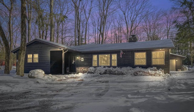 Cozy Vacation Retreat at Lake Harmony