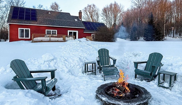 Cozy Vermont Lodge Near Jay Peak with Fire Pit