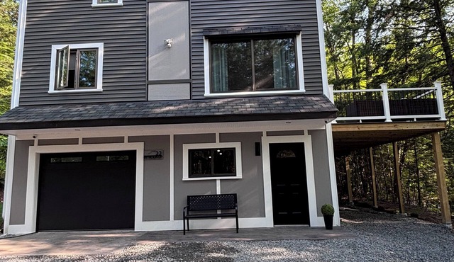 Cozy Vermont Winter Retreat . Riverfront Escape