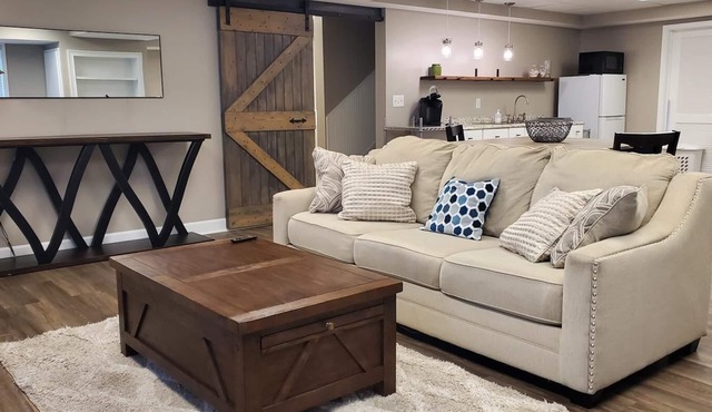 Cozy, Very Large Studio Hideaway in a Peaceful Neighborhood