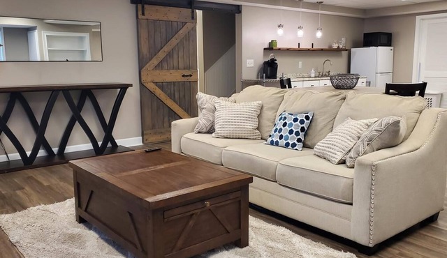 Cozy, Very Large Studio Hideaway in a Peaceful Neighborhood