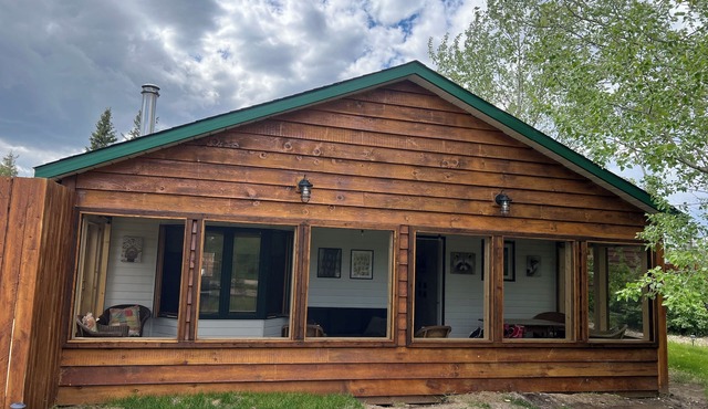Cozy Victoria Beach Cottage Hot Tub, Deck, Ski and Beach Adventures