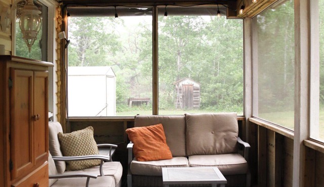 Cozy Victoria Beach Cabin – Screened Porch & Deck