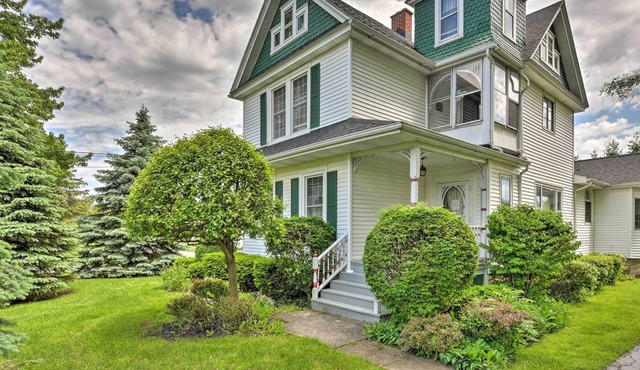Cozy 'Victoria House': 14 Mi to Downtown Buffalo!