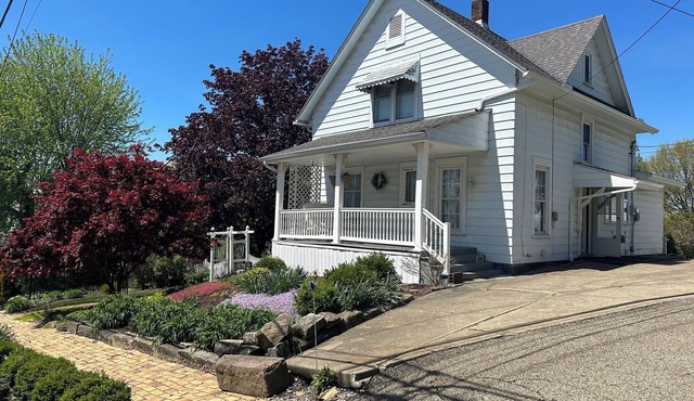 Cozy, Victorian, antique, relaxing get-away with park like back yard.