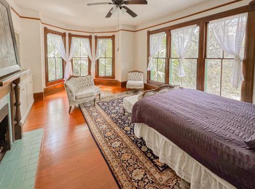 Cozy Victorian Apartment Downtown Sleeps 5