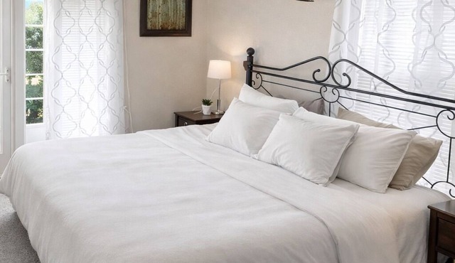 Cozy Victorian centrally located near hospitals & downtown w/parking & laundry!