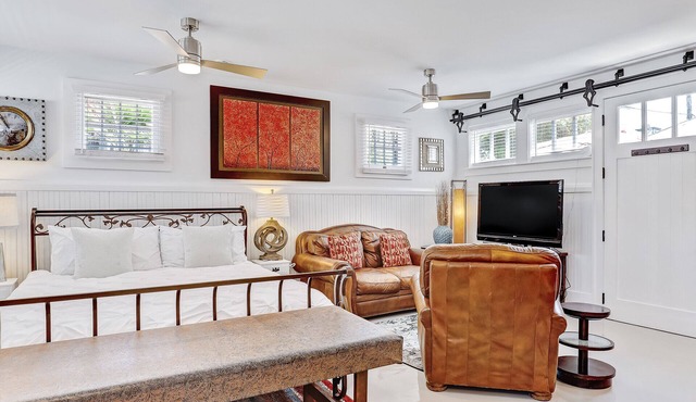 Cozy Victorian District Carriage House