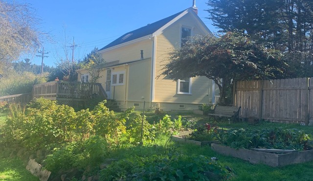 Cozy Victorian Farmhouse in walking distance to the village of Mendocino!