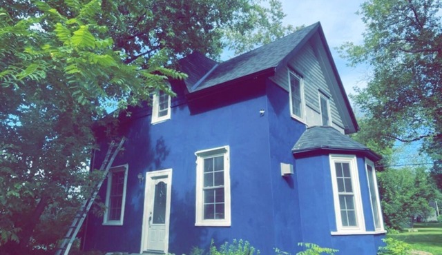 Cozy Victorian home on Main street! 1 min to main strip and 5 min to ski resort!