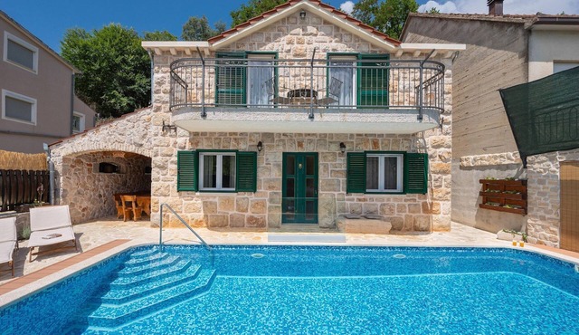 Cozy Villa for 8 with Pool and Jacuzzi