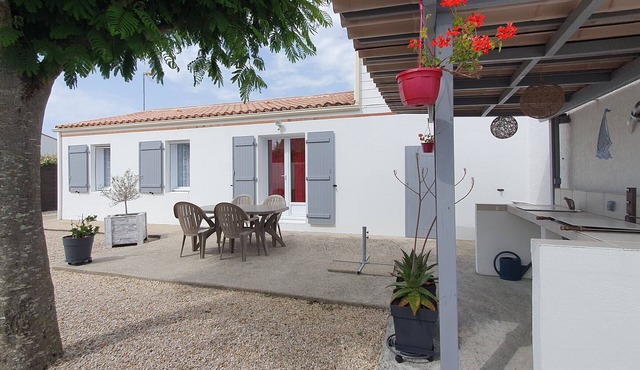 Cozy villa for 6, near beach and center