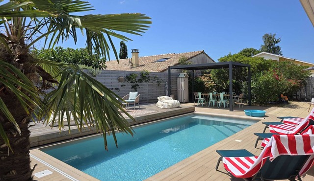 Cozy Villa in Biscarrosse with Heated Pool, Close to Center, Sleeps 9