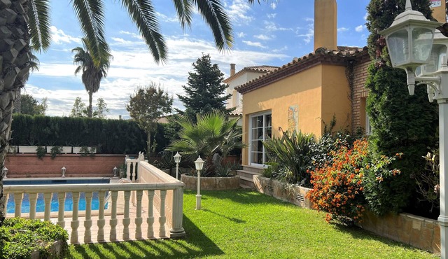 Cozy Villa with Pool, Garden, BBQ, A/C & WiFi Near Beach - Pet Friendly