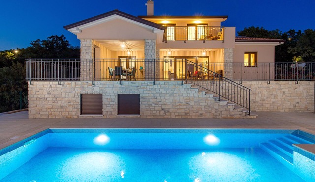 Cozy villa with amazing view from terrace, pool, close to the beach