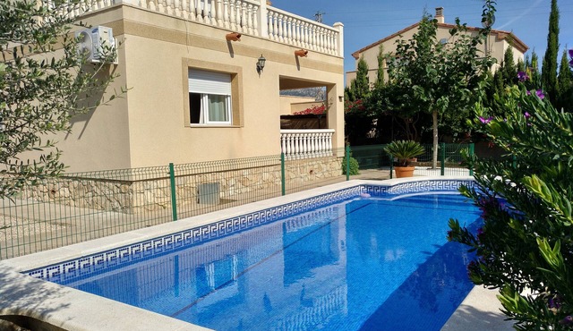 Cozy villa with private pool with security fence and wifi.