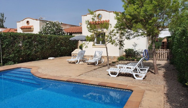 COZY VILLA WITH PRIVATE POOL in DELTA DE L' EBRE