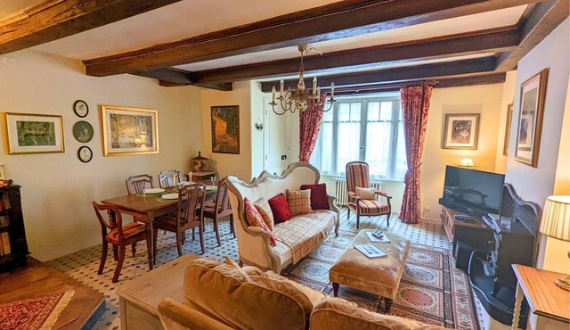 Cozy Village Home: 3 Beds, Modern Amenities, Cozy Village Retreat, Nearby Tourist Attractions