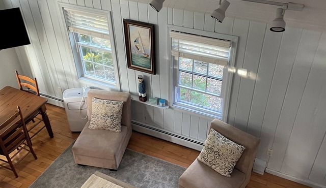 Cozy vineyard cottage close to downtown with outdoor living space and amentiies.