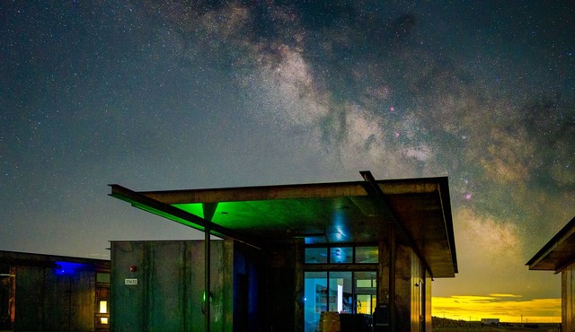 Cozy vineyard home with a hot tub at the Gorge Amphitheater. Inside CaveB Winery