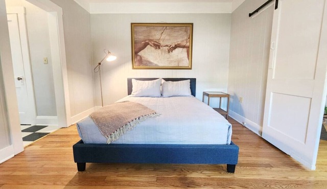 Cozy Vintage Bungalow @Mills50 District