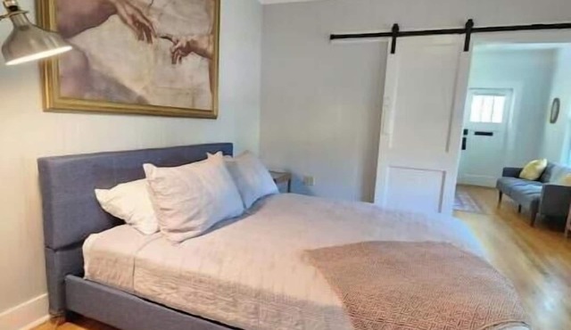 Cozy Vintage Bungalow @Mills50 District