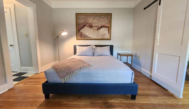 Cozy Vintage Bungalow @Mills50 District