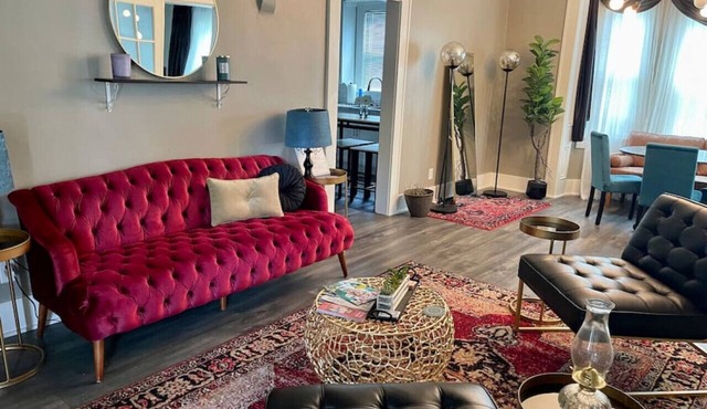 Cozy vintage getaway minutes from downtown!