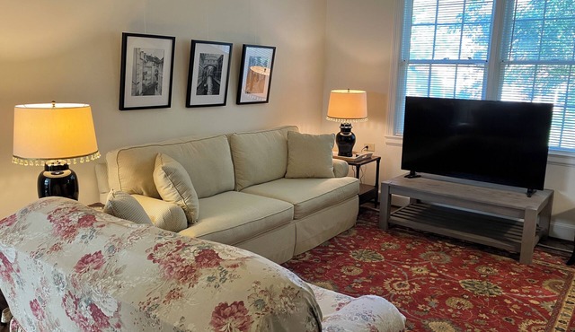 Cozy vintage Heathwood condo 2.5 miles to USC, 8-12 min to all hospitals