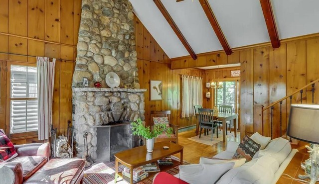 Cozy Vintage Michiana Shores Cottage w/Fireplace, Firepit, & Screened-in Porch