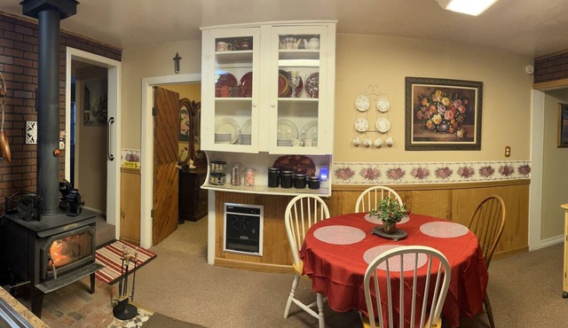 Cozy Vintage small Rustic Rose Cottage w 3 private Bedroom’s