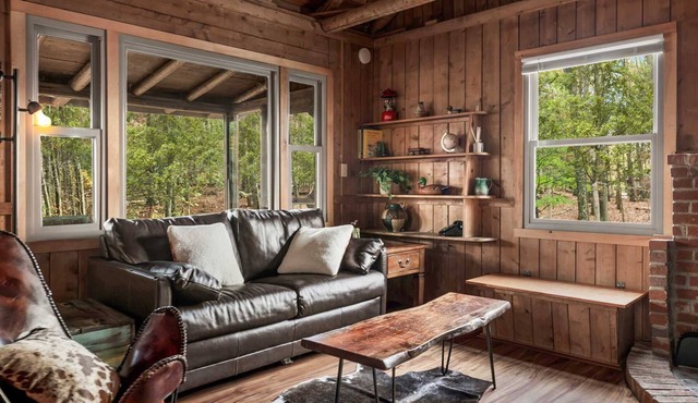 Cozy w/Fire Pit, Grill, Screened Porch & WiFi