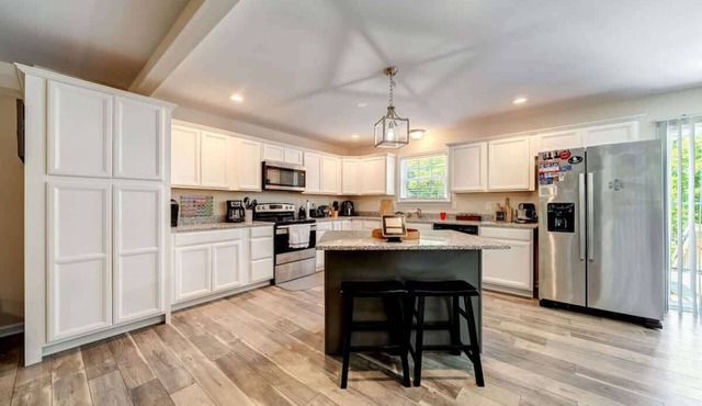 Cozy w Fire Pit, Grill, Deck, Screened Porch, WiFi