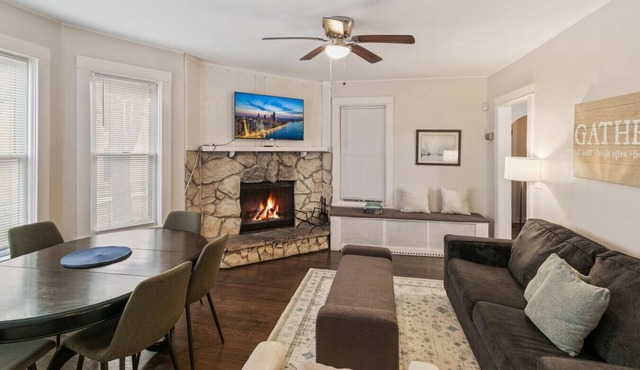 Cozy W fireplace Near DT Libertyville & Naval Base