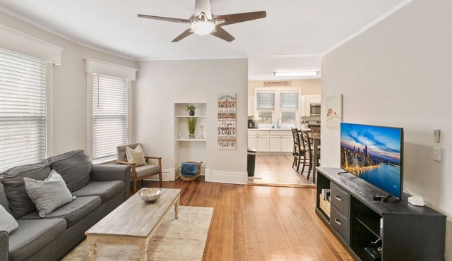 Cozy W Front Porch DT Libertyville near Naval Base