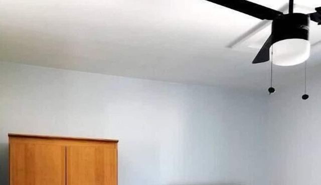 Cozy walk in ready tiny home in the heart of town, walking distance to hospital